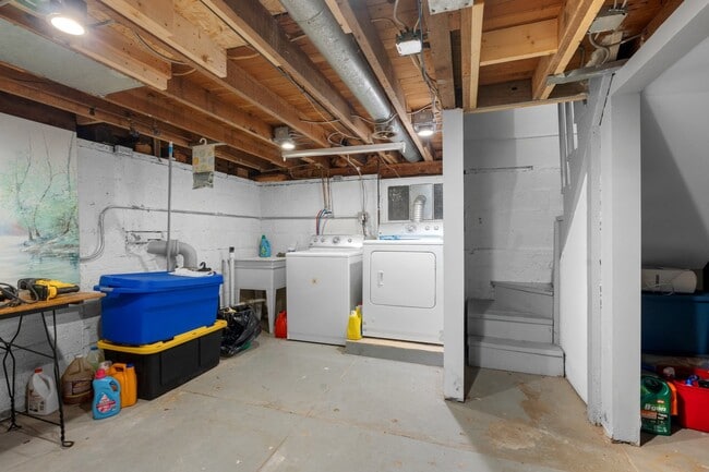 Building Photo - 2405 Grove Ln