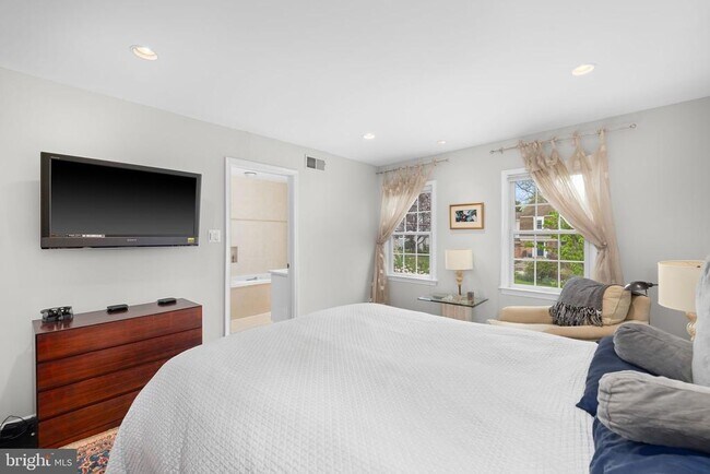 Building Photo - 1136 Pine Hill Rd