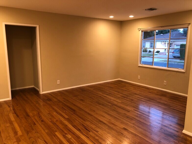 Livingroom - 17935 Tiara St