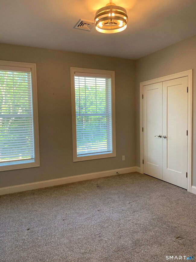 Building Photo - 501 Edgewater Cir