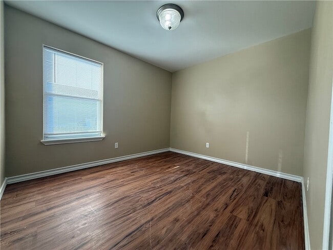 Building Photo - 512 Lakeside Dr