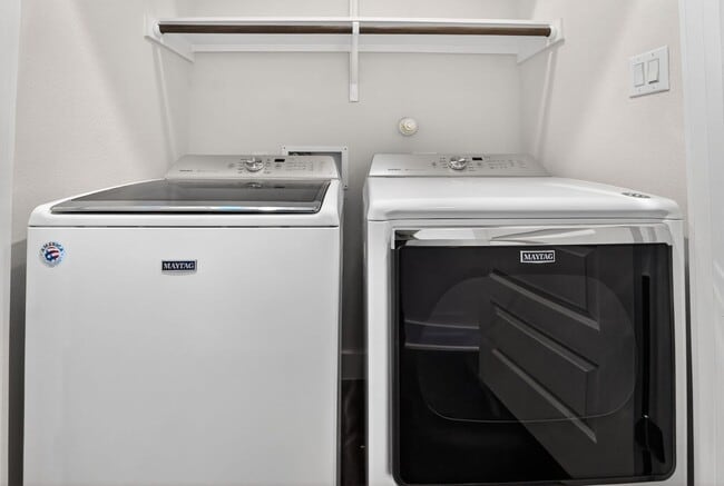 Building Photo - 4 Week Free Move-In Incentive!! Modern Luxury Townhome in Gated Community – Rooftop Balcony & Pre...