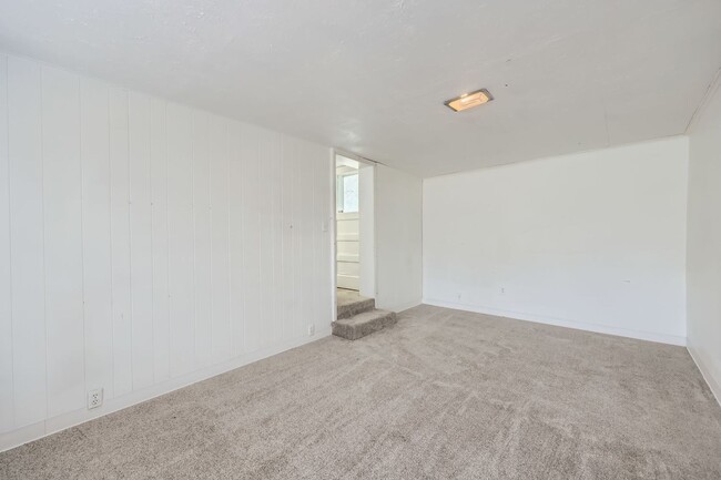 Building Photo - **Bright and Spacious 2-Bedroom Home in th...