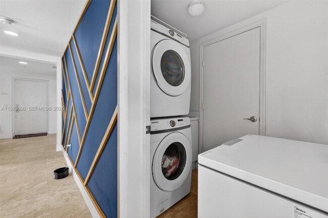 Building Photo - 15051 Royal Oaks Ln