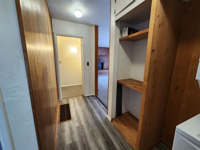 Building Photo - 221 - Steelhead Ave Duplex