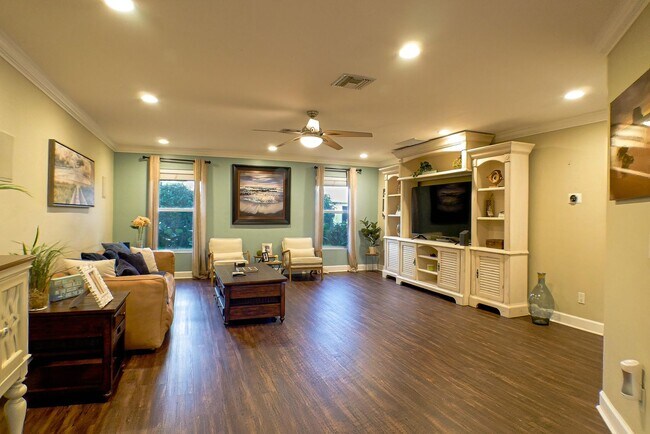 Building Photo - Beautifully updated 3-bedroom, 2-bathroom fence yard home in Fort Myers