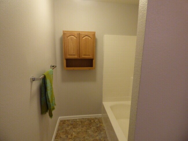 Building Photo - Beautiful 3 Bedroom 2 Bath Townhome with 2...