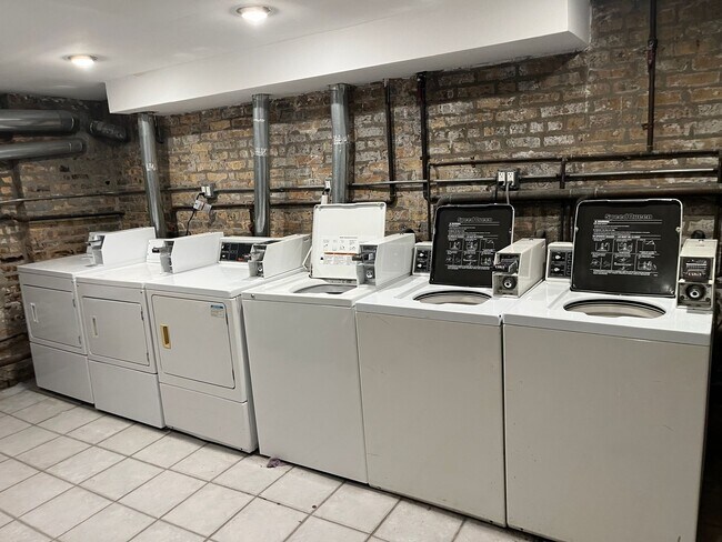 Building Photo - 920 W Addison St