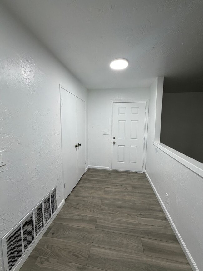 Building Photo - 14606 Riverside St