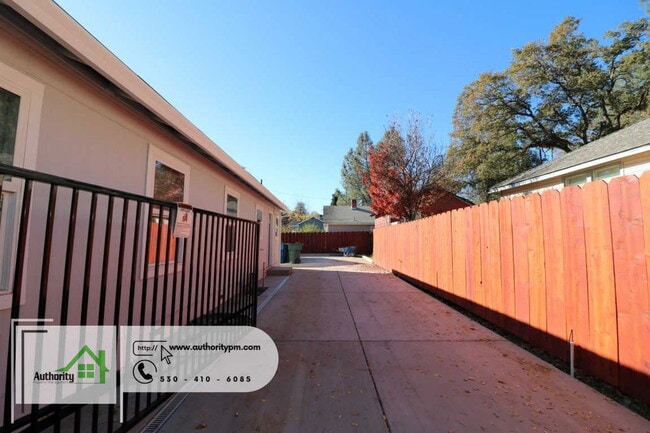 Building Photo - 1366 Magnolia Ave