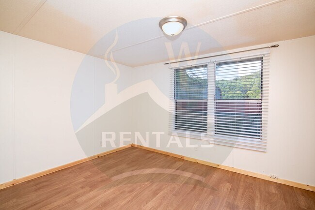 Building Photo - Charming 3-bedroom, 2-bath single wide trailer in Whittier, NC available now for year-long lease.