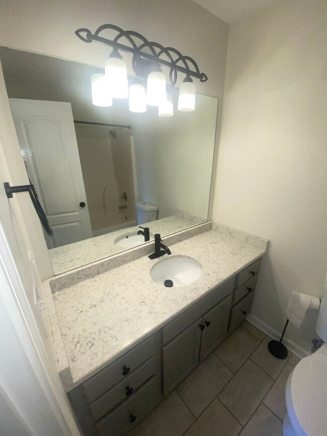 Building Photo - For Lease - 3 Bed, 2 Bath, 1232sqft Home o...