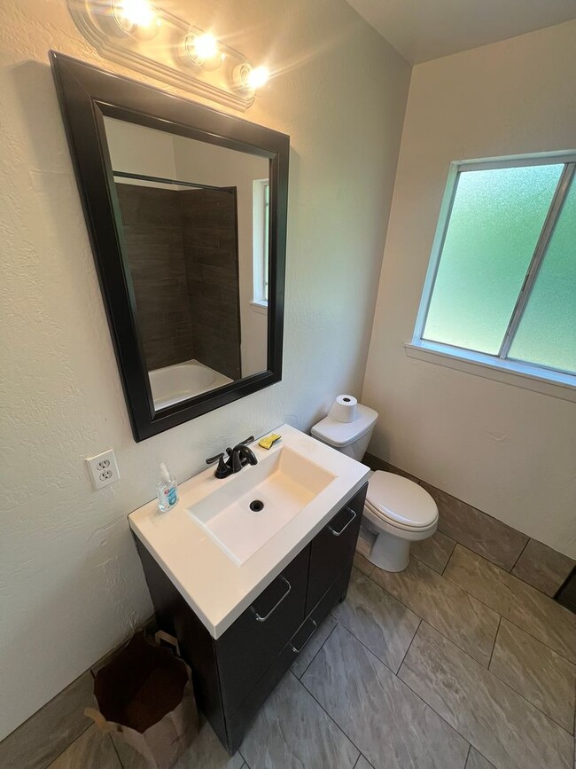 Building Photo - Oroville-3 bedroom 1 bath home, yard, newl...