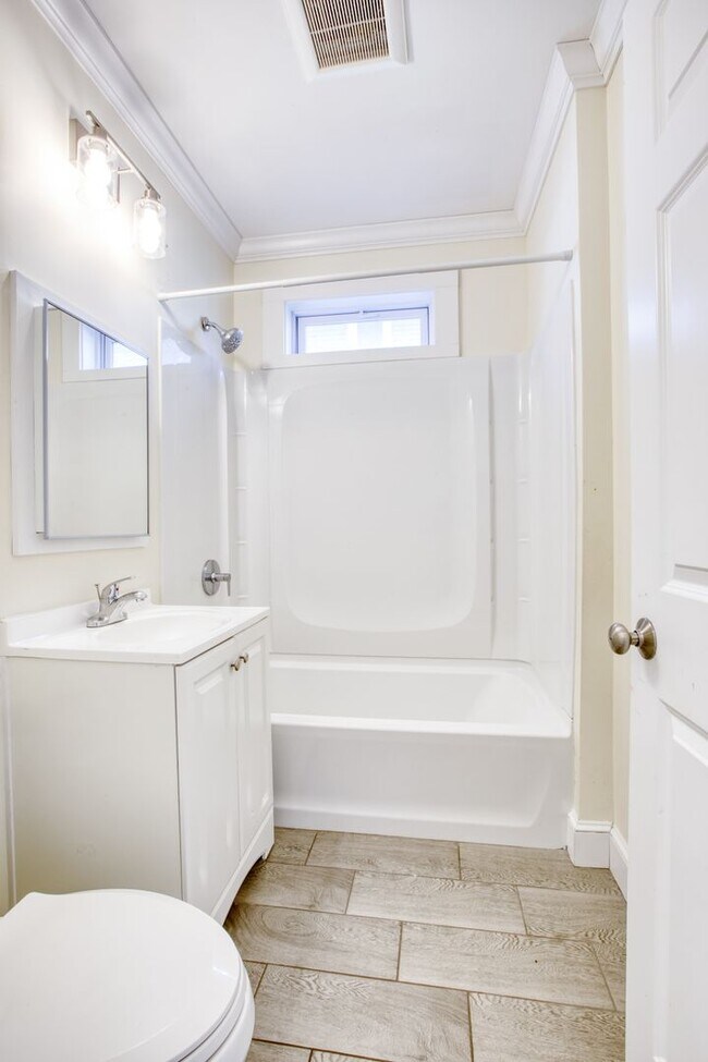 Building Photo - OR BEST OFFER **SPACIOUS FIRST FLOOR 2 BEDROOM WITH WASHER/DRYER SEPARATE DINING ROOM