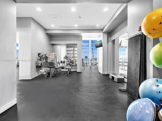 Building Photo - 665 NE 25th St