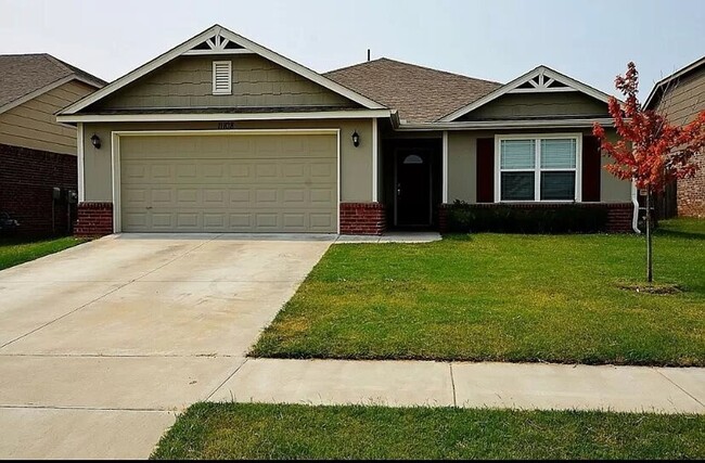 Primary Photo - Owasso Charmer! Desirable neighborhood!