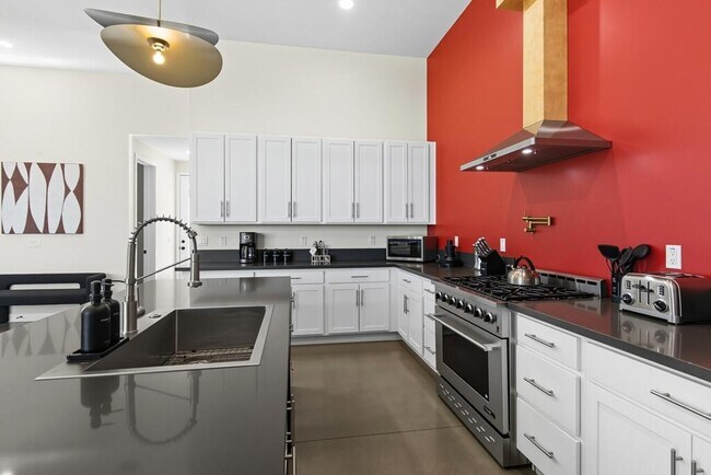 Building Photo - 58654 Piedmont Dr