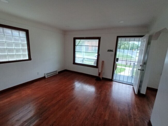 Building Photo - 3 bedroom 1.5 bath brick bungalow - AVAILA...