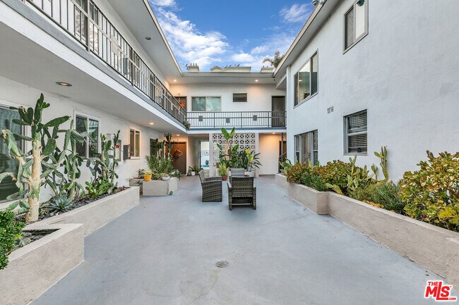 Building Photo - 1837 N La Brea Ave