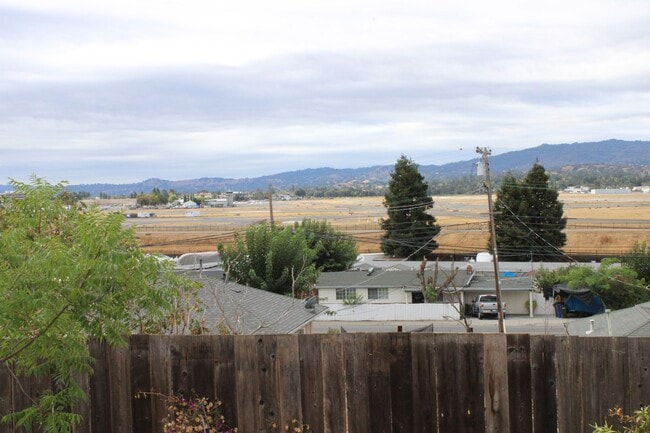 Building Photo - 3 bed 1 bath home