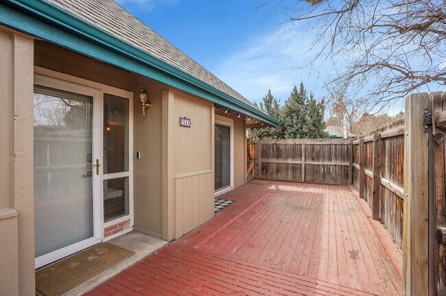 Building Photo - $2,045.95 with $300 Off the first month's rent, 2 Beds - 1 Bath, Townhouse in Greenwood Village w...