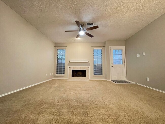Building Photo - Cozy Townhome Minutes to the Chisholm Trai...