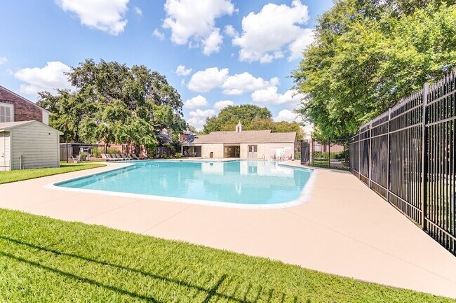 Building Photo - 7965 Kendalia Dr
