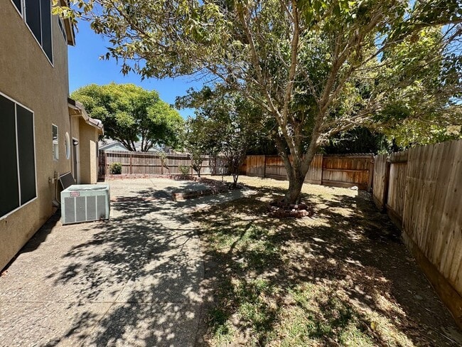 Building Photo - 3 bedroom 2.5 bathroom corner lot