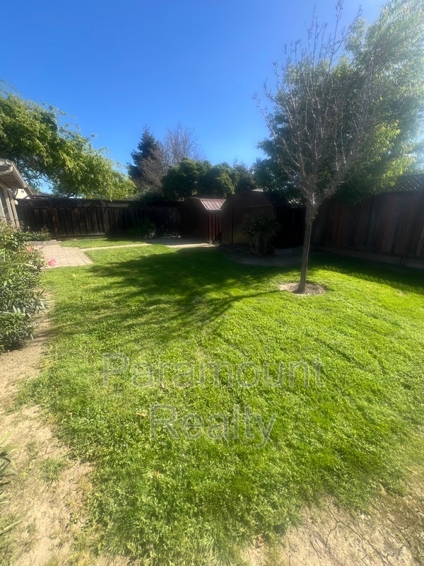 Building Photo - 7698 Redbud Ct