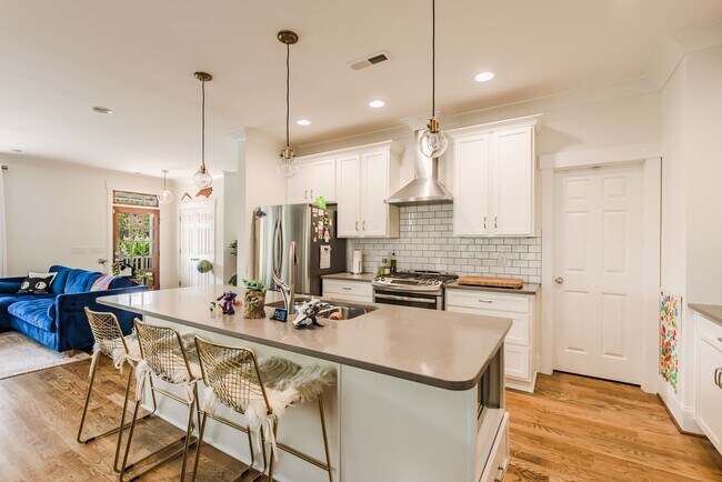 Building Photo - Available 9/22/25! Gorgeous 2-Story Home i...