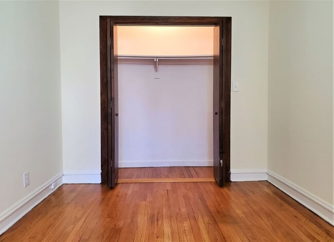 Building Photo - 1066 W Cornelia Ave