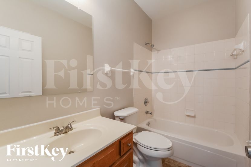 Building Photo - 700 Meadow Cliff Dr