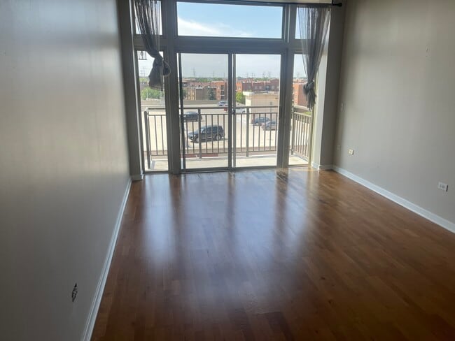 Building Photo - 647 Metropolitan Way