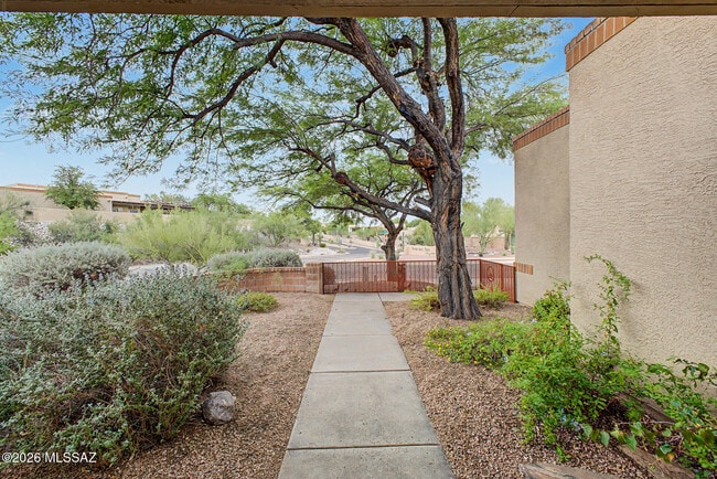 Building Photo - 5555 N Cres Ridge Dr