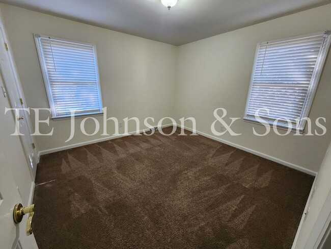 Building Photo - Charming 3-Bedroom Home with Rocking Chair...