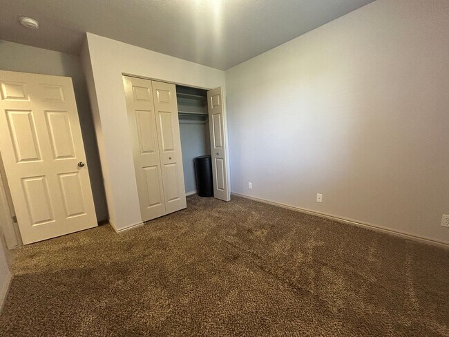 Building Photo - 2 Bedroom/1.5 Bathroom Condo in Washington Terrace
