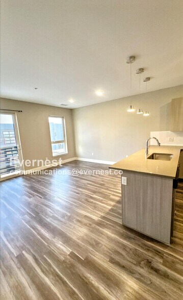 Building Photo - 2374 S University Blvd