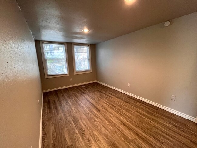 Building Photo - 2Bed/1bath Duplex in Hyde Park with Small ...