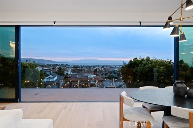 Building Photo - 807 N Paulina Ave