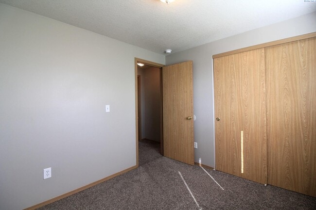 Building Photo - 3 Bed, 2.5 Bath House in West Pasco