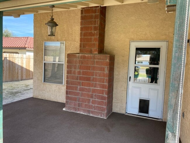 Building Photo - Beat the heat in North Hanford, Central air, and pool!