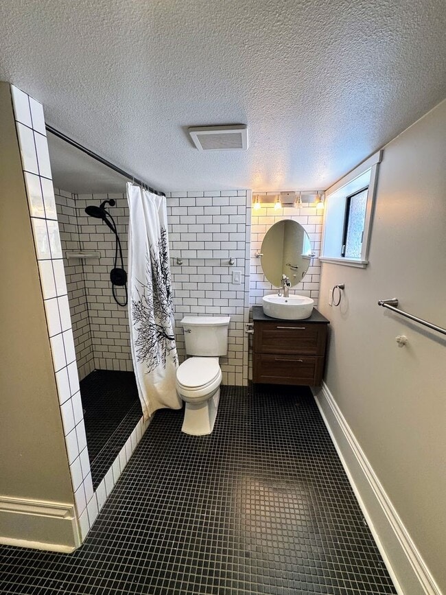 Building Photo - Beautiful 4+ Bed, 3 Bath Crafstman Home with Fenced Yard near St. Johns