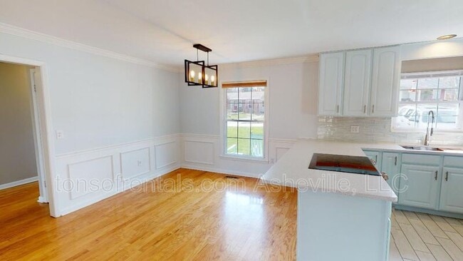 Building Photo - 107 Summerglen Dr