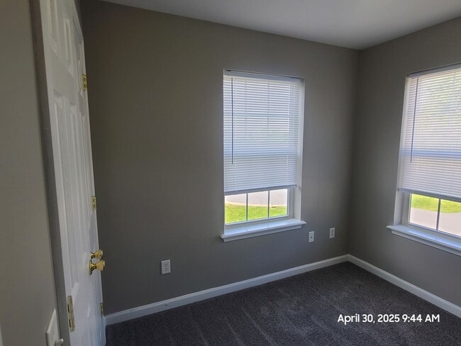 Building Photo - End Unit Town Home in Waynesboro, PA!