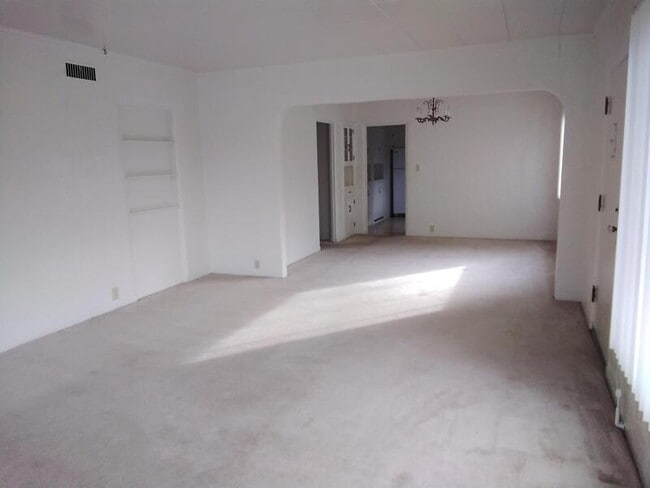 Building Photo - 1368 SE Overlook Ave