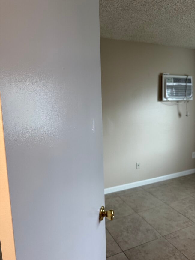 Building Photo - 1341 Eastpark Dr