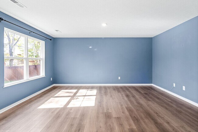 Building Photo - Now Leasing! Comfortable Family Home on Ke...