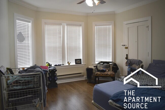 Building Photo - 3817 N Greenview Ave