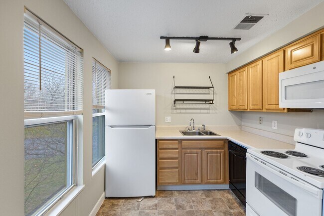 Building Photo - 3534 E Fall Creek Pkwy N Dr
