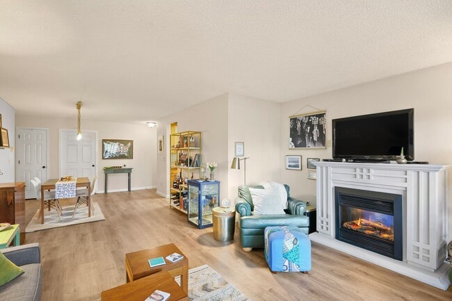 Building Photo - Lovely 2 Bedroom/1.5 Bath Mt Park Condo w/ Garage